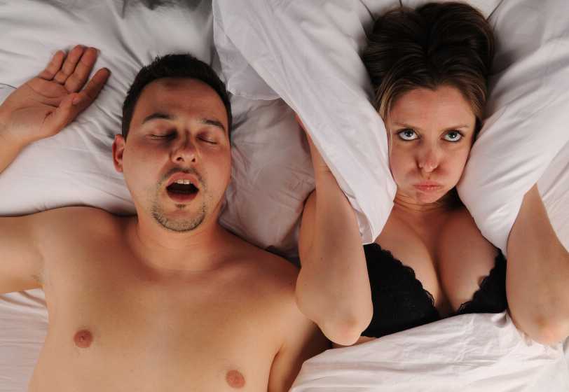 Natural-Ways-To-Stop-Snoring_classiblogger_image