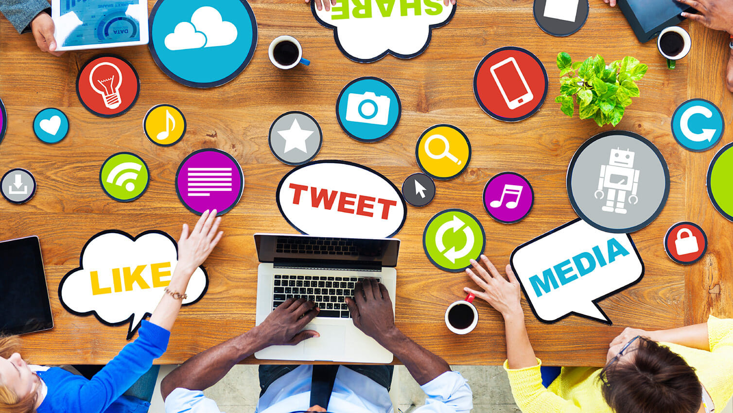 ​10 Tips How to Use Your Social Media While Blogging